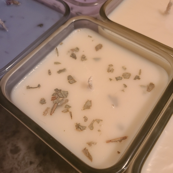 100% Soy candles made with Clean Scents and natural crystal with dried flowers ! - Picture 3 of 7